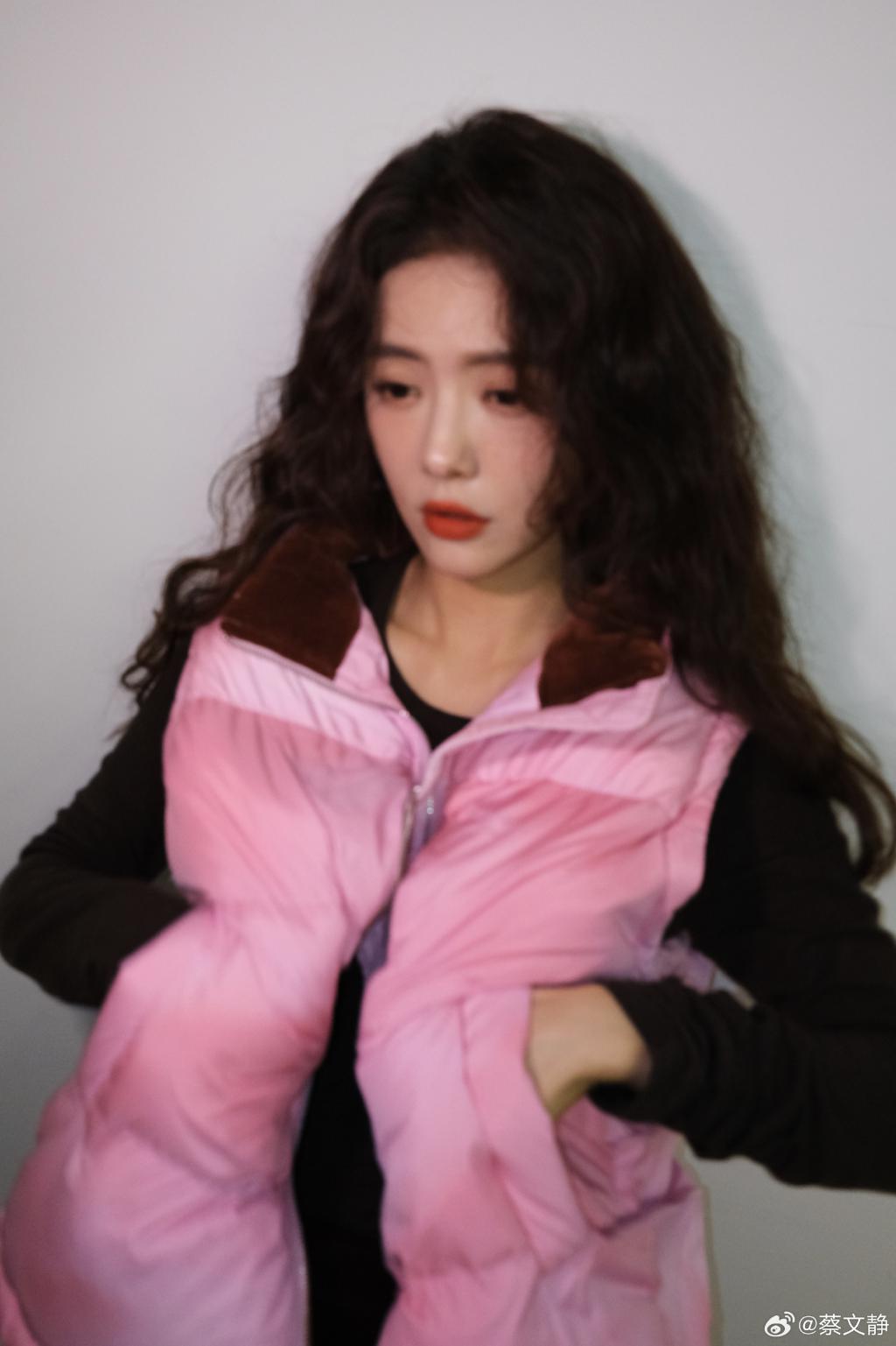 蔡文静穿皮衣酷飒有型 卷发红唇魅力满分