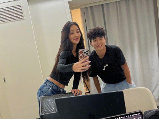 曹格前妻晒娃被指偏爱儿子，Joe给妈妈打工当模特