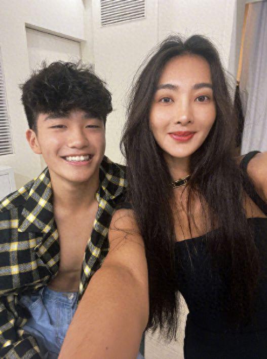 曹格前妻晒娃被指偏爱儿子，Joe给妈妈打工当模特