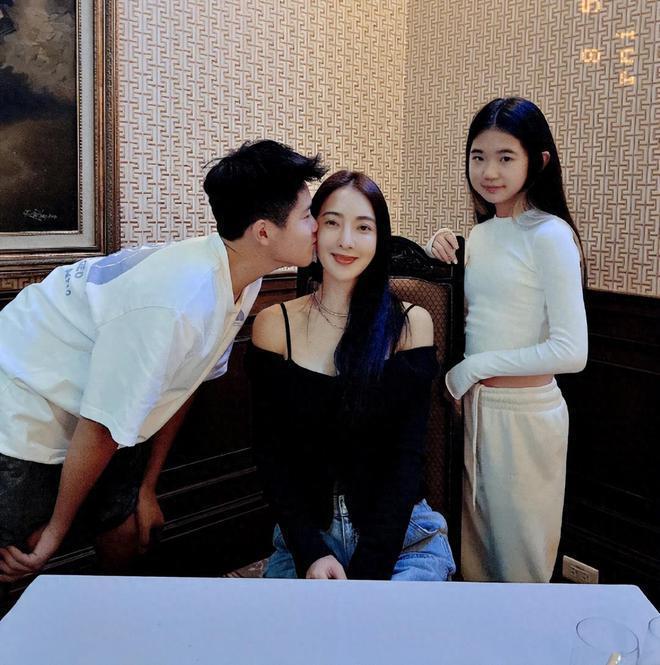 曹格前妻晒娃被指偏爱儿子，Joe给妈妈打工当模特