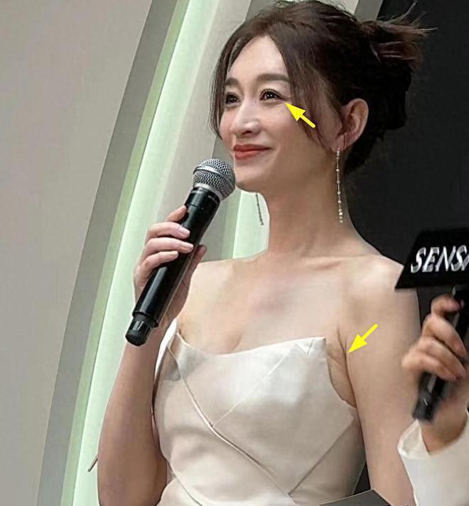 47岁李小冉出席活动，生图又高又瘦白到发光
