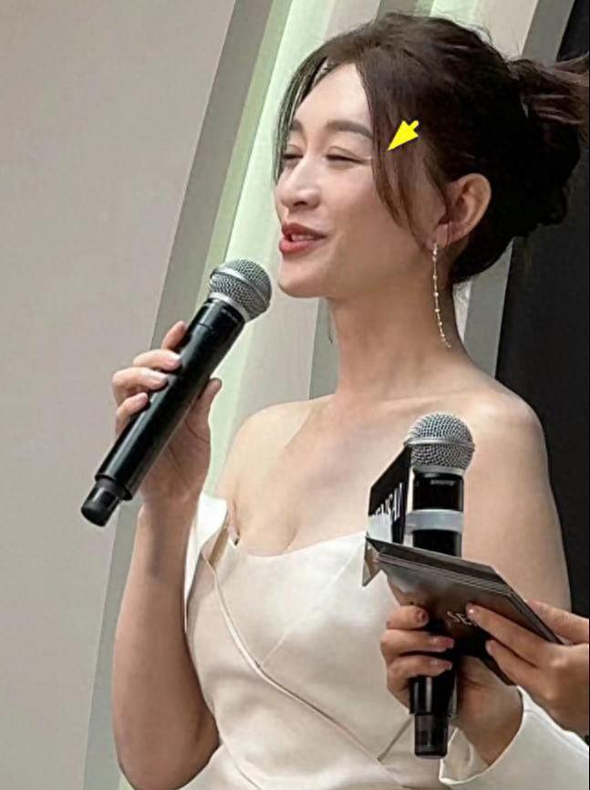 47岁李小冉出席活动，生图又高又瘦白到发光