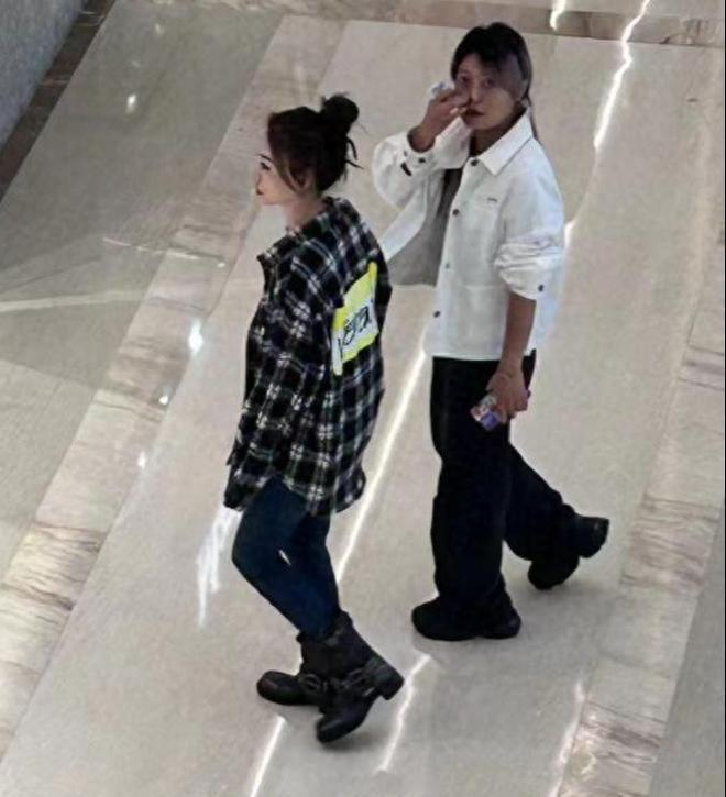 47岁李小冉出席活动，生图又高又瘦白到发光