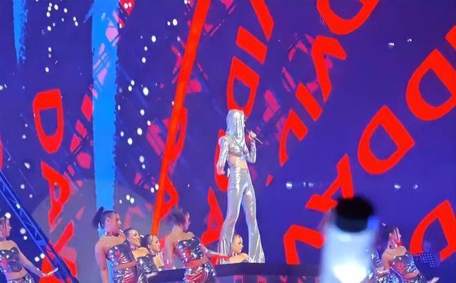 李宇春代言辱华品牌粉丝疯狂洗白 杨幂曾主动解约