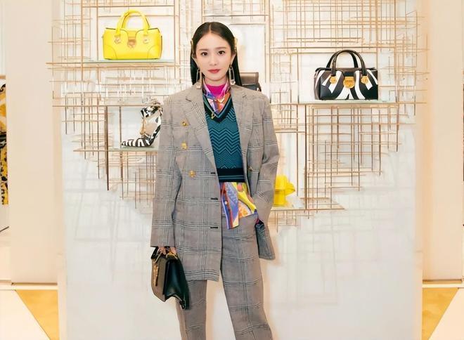 李宇春代言辱华品牌粉丝疯狂洗白 杨幂曾主动解约