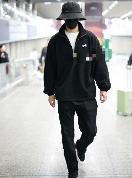 风波升级！陈牧驰现身机场一言不发，被曝曾在咸蛋家直播