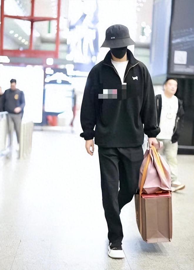 风波升级！陈牧驰现身机场一言不发，被曝曾在咸蛋家直播