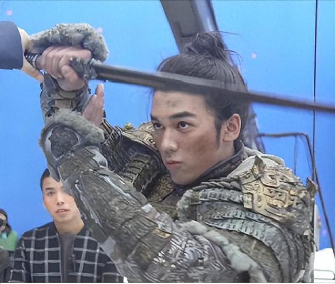 风波升级！陈牧驰现身机场一言不发，被曝曾在咸蛋家直播