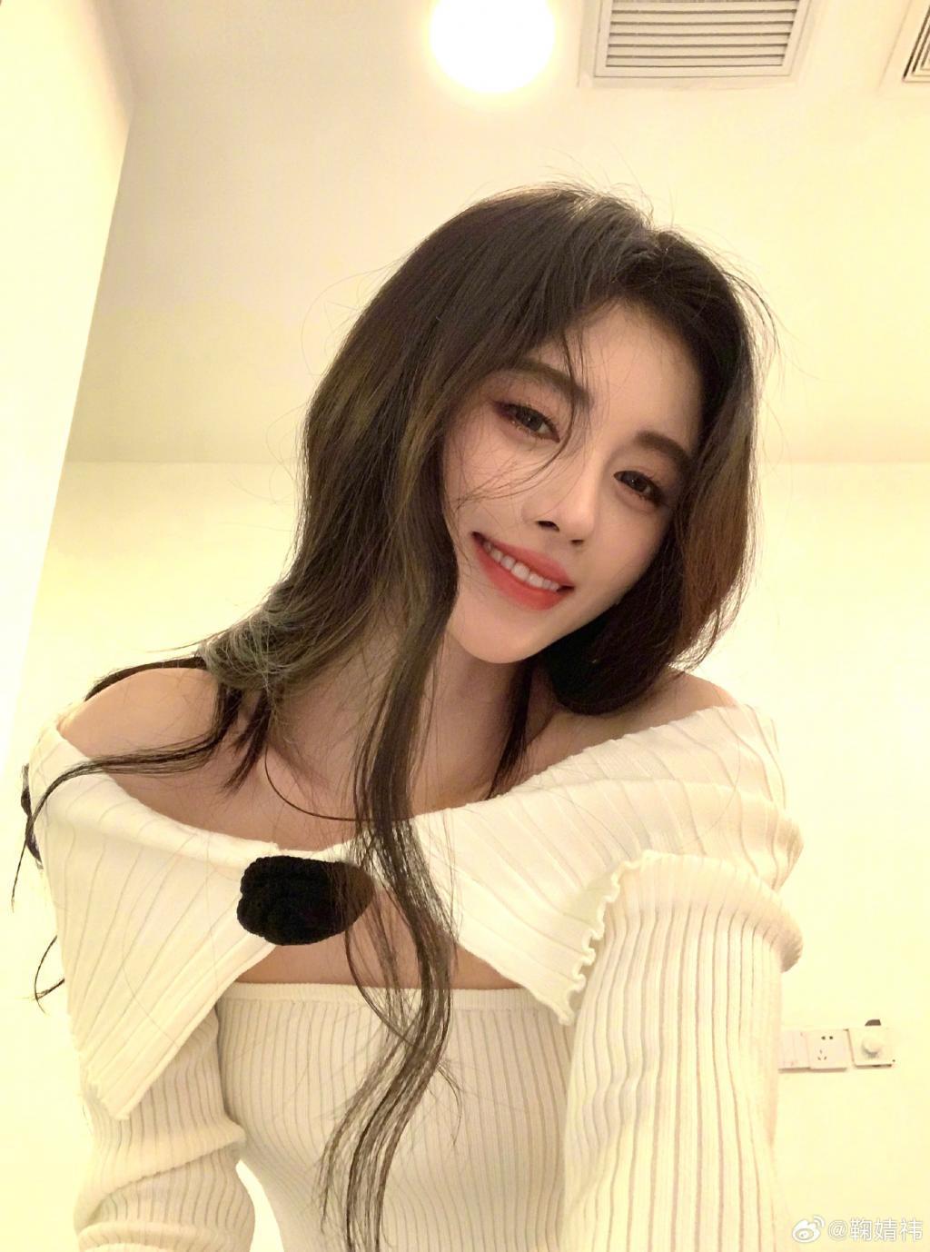 鞠婧祎穿露肩装锁骨吸睛 歪头甜笑太撩人