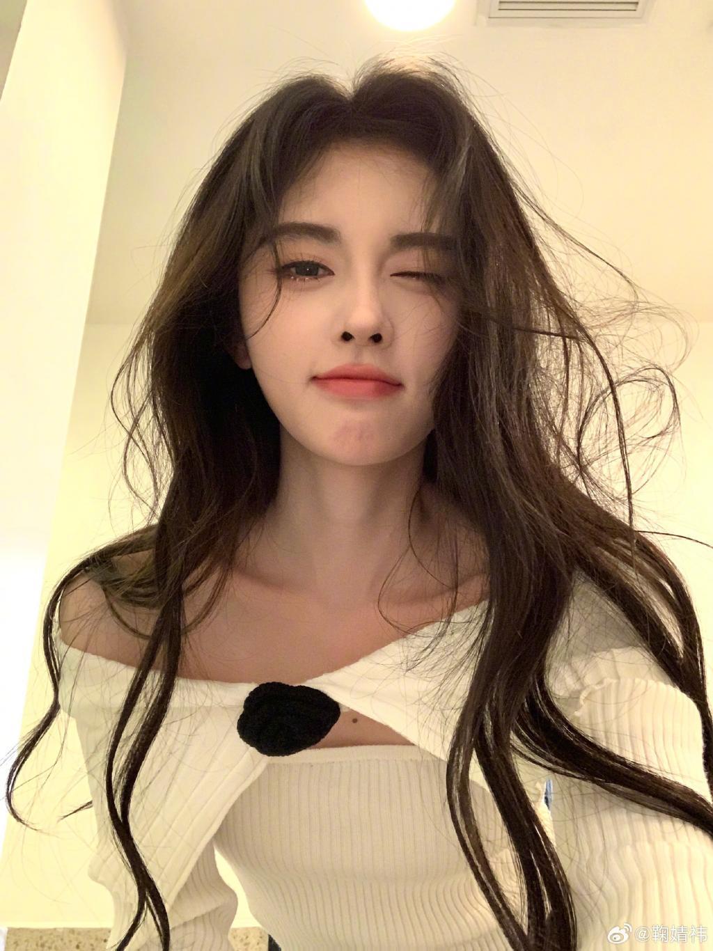 鞠婧祎穿露肩装锁骨吸睛 歪头甜笑太撩人