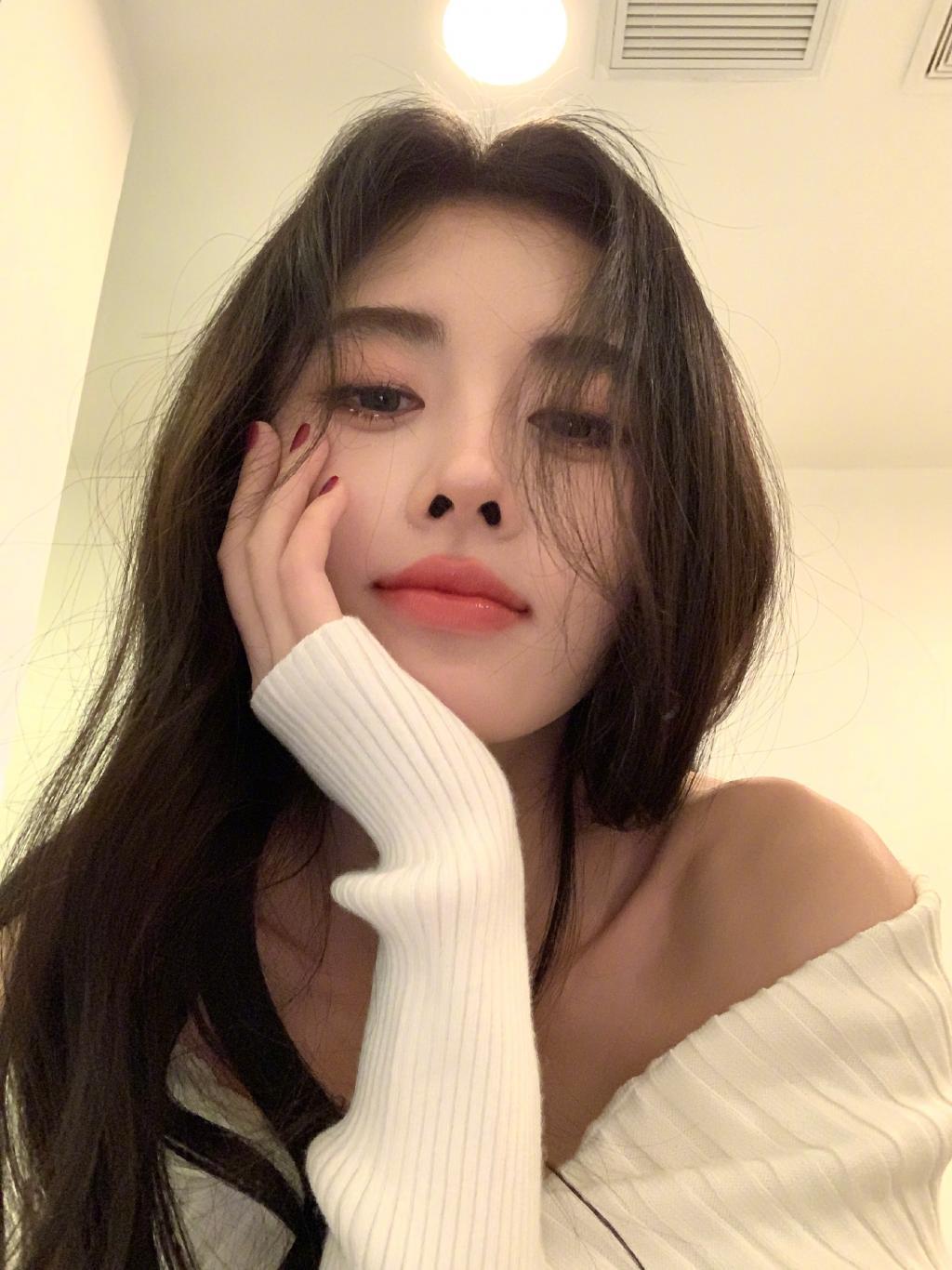 鞠婧祎穿露肩装锁骨吸睛 歪头甜笑太撩人