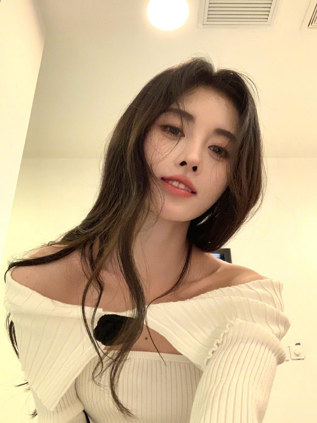 鞠婧祎穿露肩装锁骨吸睛 歪头甜笑太撩人