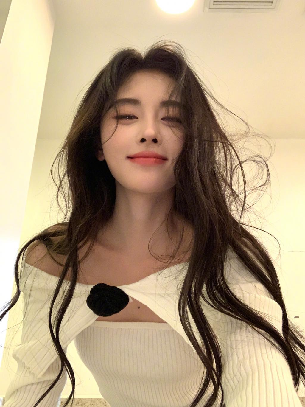 鞠婧祎穿露肩装锁骨吸睛 歪头甜笑太撩人