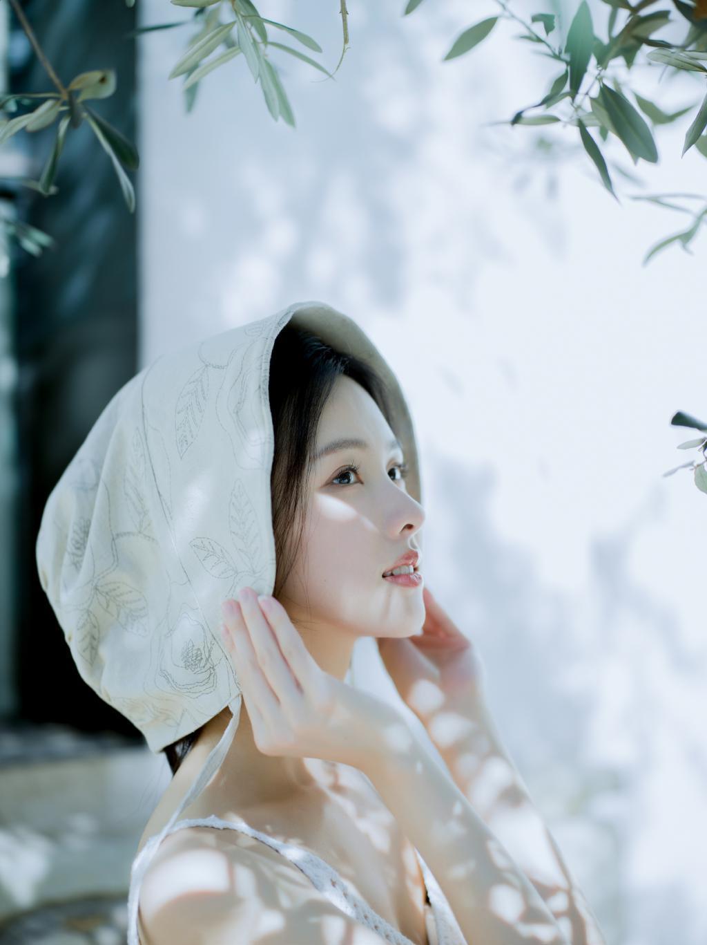 陈都灵穿吊带白裙清丽可人 眼神纯澈惹人怜