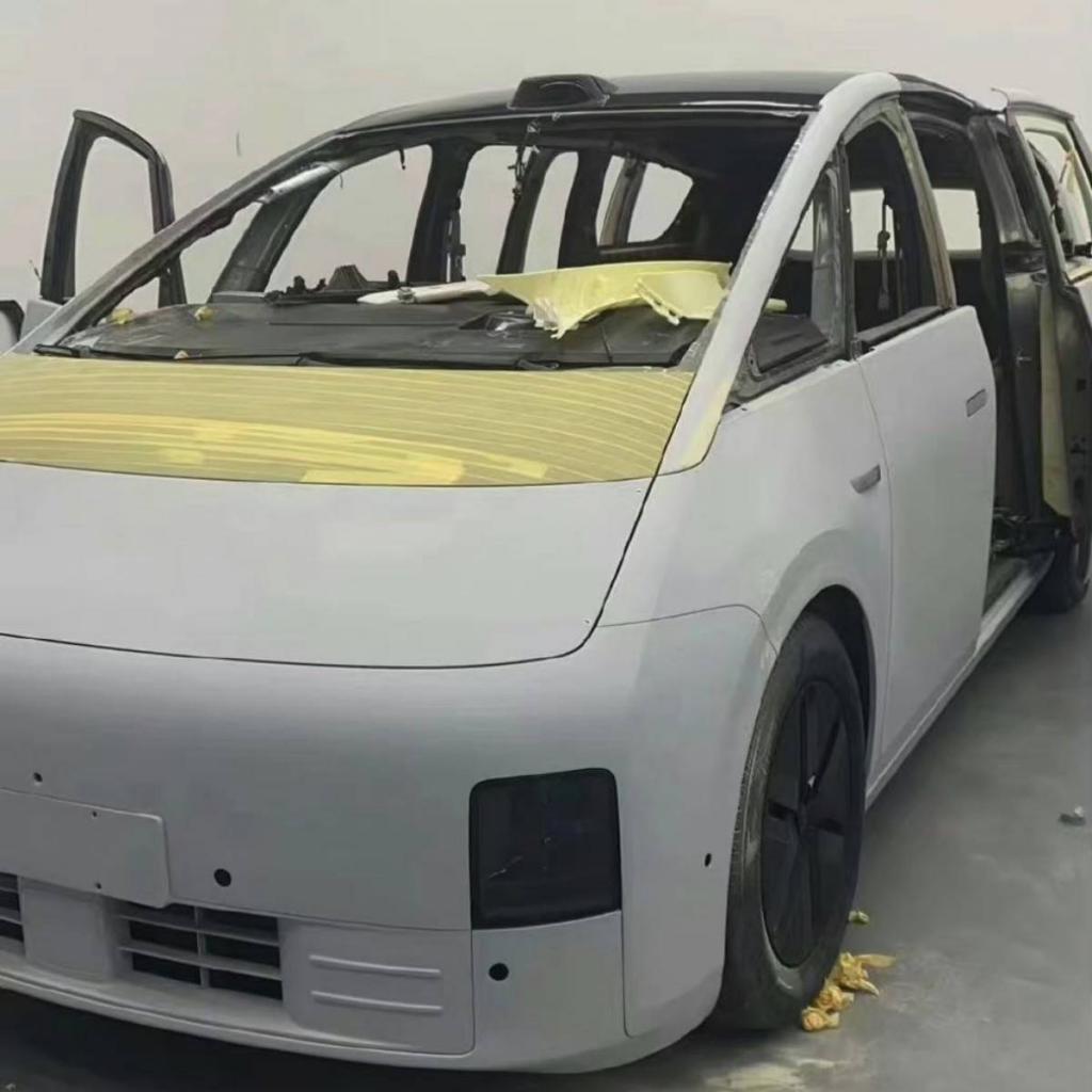 理想 MEGA，李想选择了流量最大的玩法