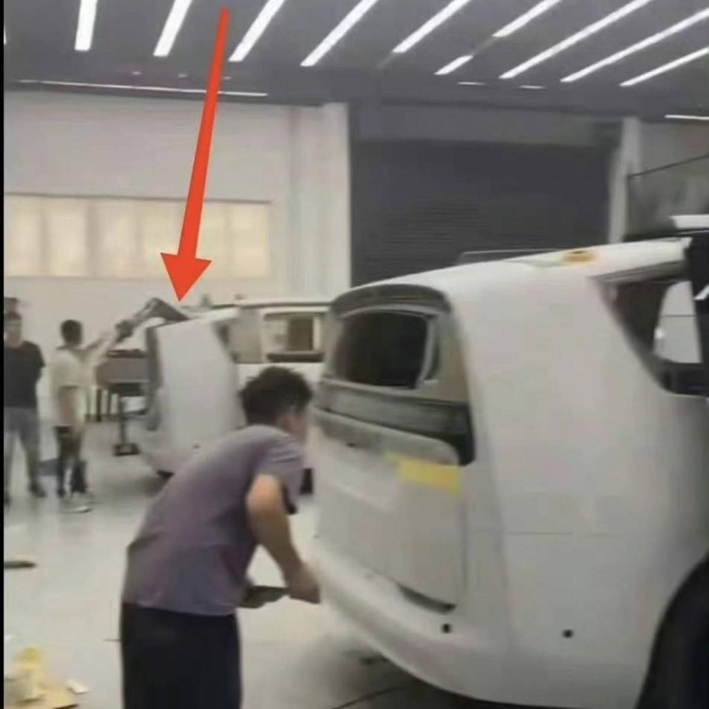 理想 MEGA，李想选择了流量最大的玩法