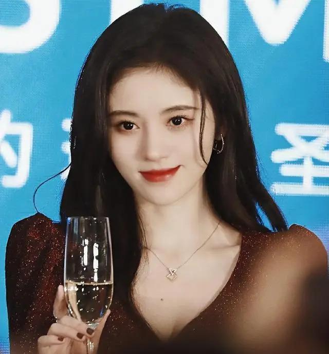 长得“歪瓜裂枣”，整得“美若天仙”，这6位都靠脸逆天改命
