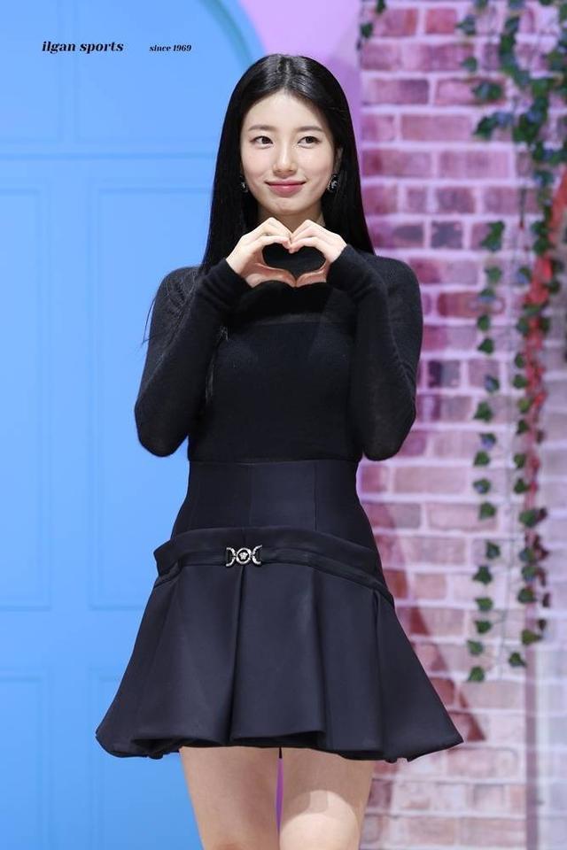 裴秀智近照曲线婀娜腰肢纤细 花式比心古灵精怪