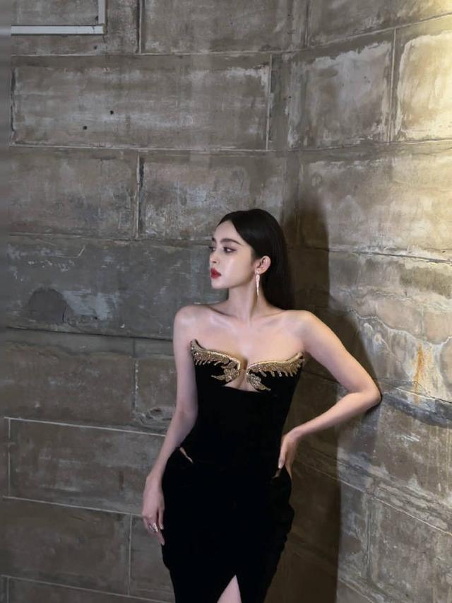 娜扎抹胸露背裙化身夜玫瑰 暗金复古上演极致诱惑