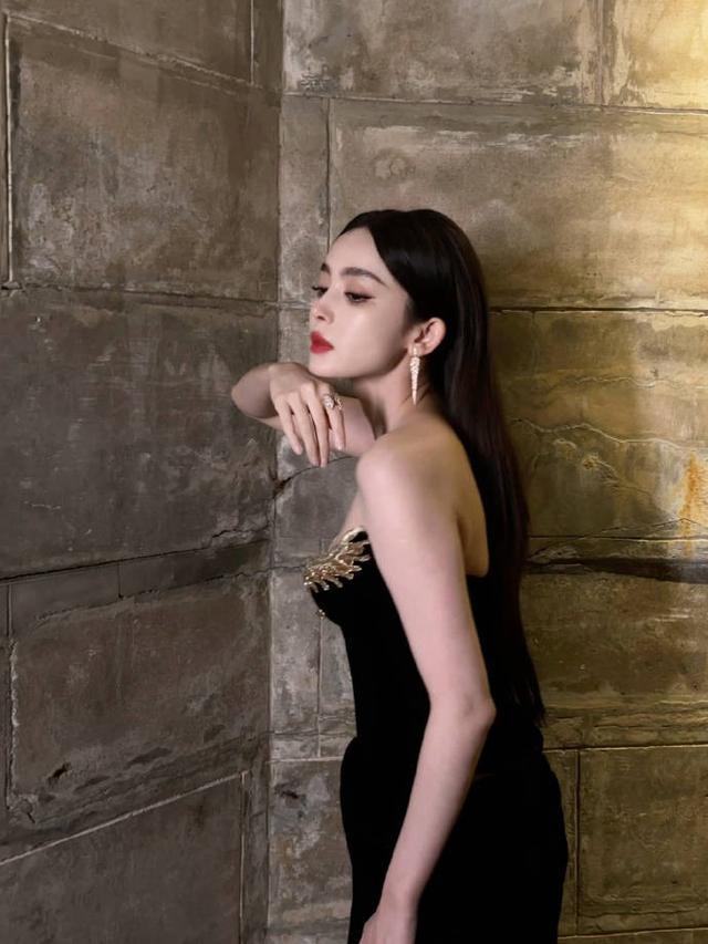 娜扎抹胸露背裙化身夜玫瑰 暗金复古上演极致诱惑