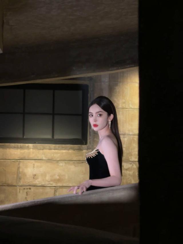 娜扎抹胸露背裙化身夜玫瑰 暗金复古上演极致诱惑