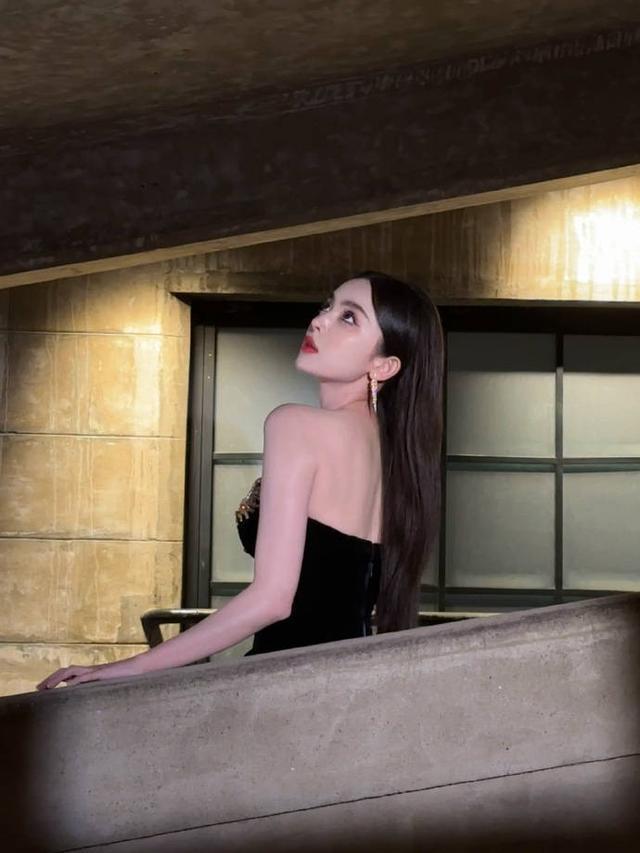 娜扎抹胸露背裙化身夜玫瑰 暗金复古上演极致诱惑
