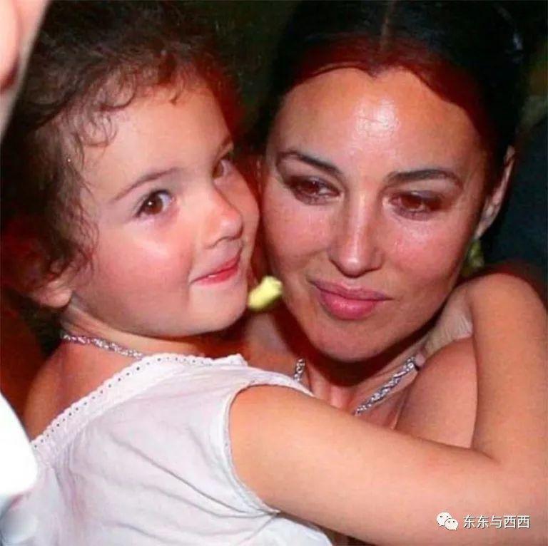 19岁球花女儿越变越美，新恋情曝光，男朋友好帅太养眼了