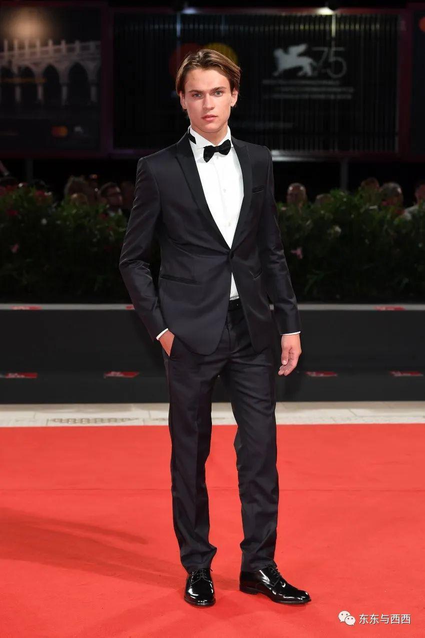 19岁球花女儿越变越美，新恋情曝光，男朋友好帅太养眼了