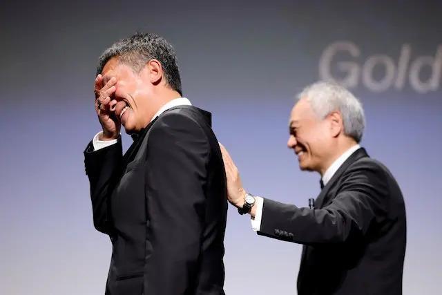 梁朝伟获终身成就奖：私生子传闻、反复“被离婚”，背后的妻子太难了