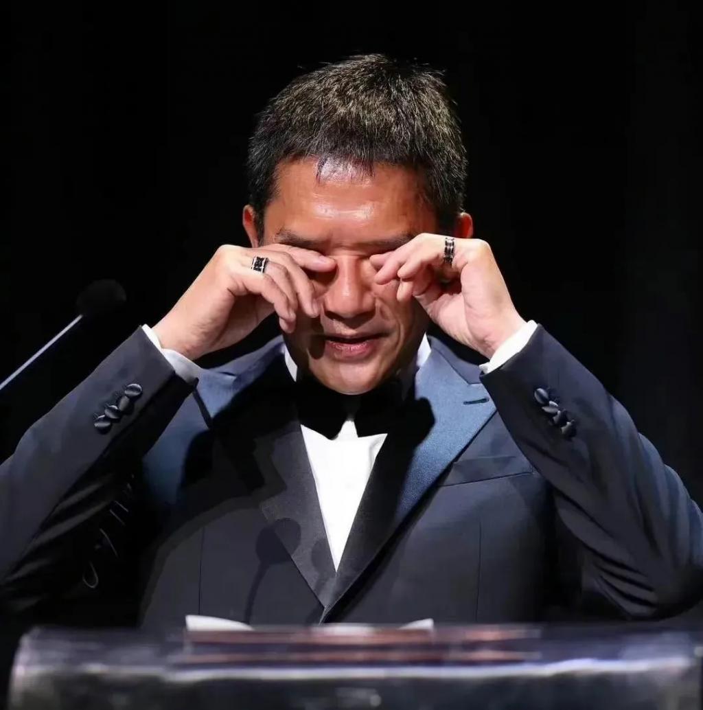 梁朝伟获终身成就奖：私生子传闻、反复“被离婚”，背后的妻子太难了