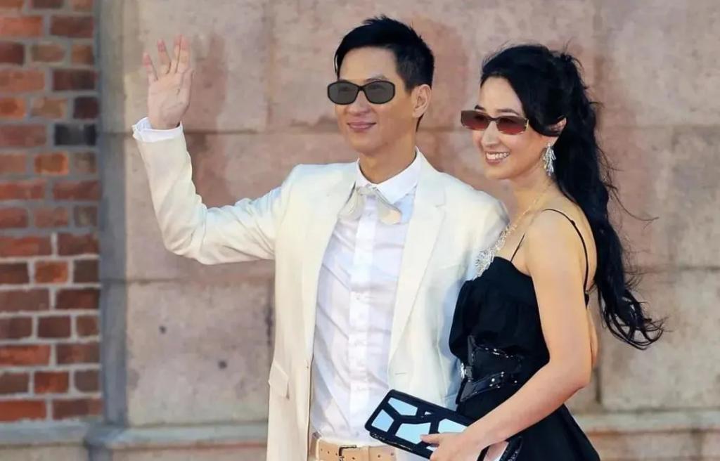 梁朝伟获终身成就奖：私生子传闻、反复“被离婚”，背后的妻子太难了