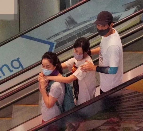 梁朝伟获终身成就奖：私生子传闻、反复“被离婚”，背后的妻子太难了