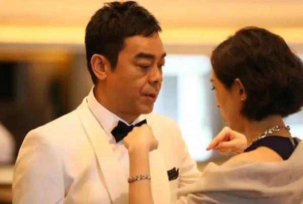 梁朝伟获终身成就奖：私生子传闻、反复“被离婚”，背后的妻子太难了