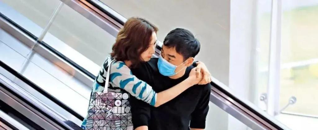 梁朝伟获终身成就奖：私生子传闻、反复“被离婚”，背后的妻子太难了