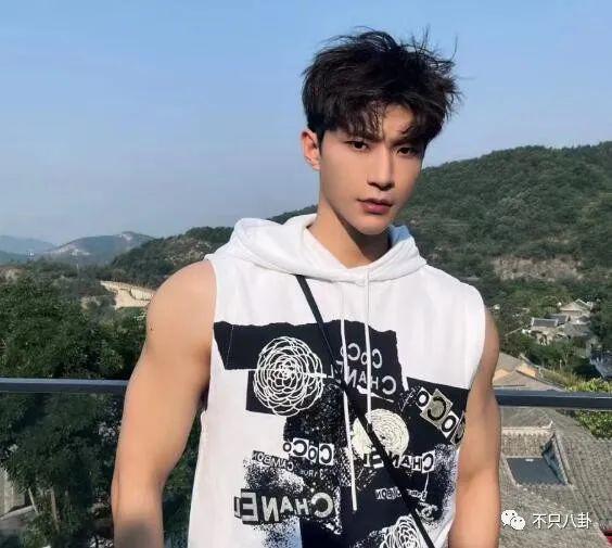 性取向成迷？他的黑历史被深扒背后到底有没有推手？