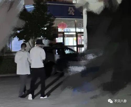 性取向成迷？他的黑历史被深扒背后到底有没有推手？