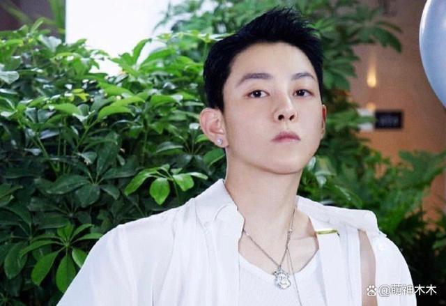 阿娇主动秀恩爱引热议，多段感情受挫折，转性爱上“女版陈冠希”