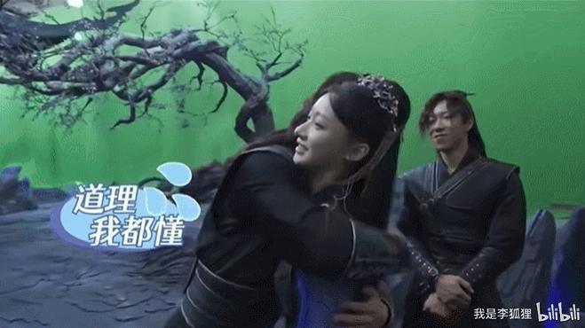 装了这么久，他还是彻底塌了