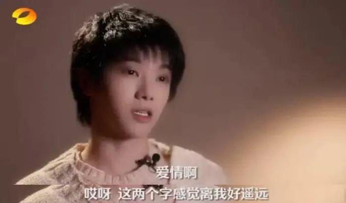 装了这么久，他还是彻底塌了