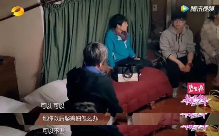 装了这么久，他还是彻底塌了