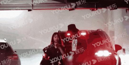 装了这么久，他还是彻底塌了