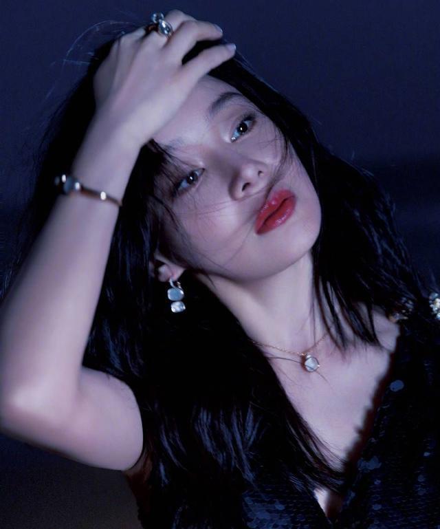袁姗姗漫步海边楚楚动人 穿深V亮片裙秀窈窕曲线