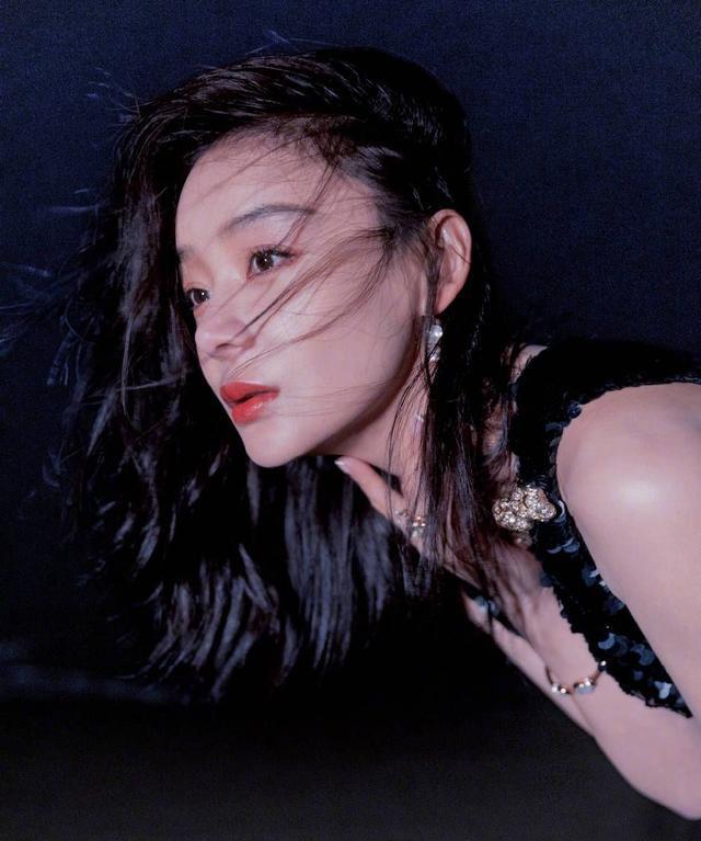 袁姗姗漫步海边楚楚动人 穿深V亮片裙秀窈窕曲线