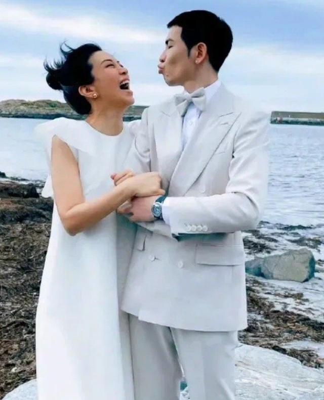 萧敬腾官宣与经纪人结婚，女方大14岁求婚时萧敬腾叫她妈妈