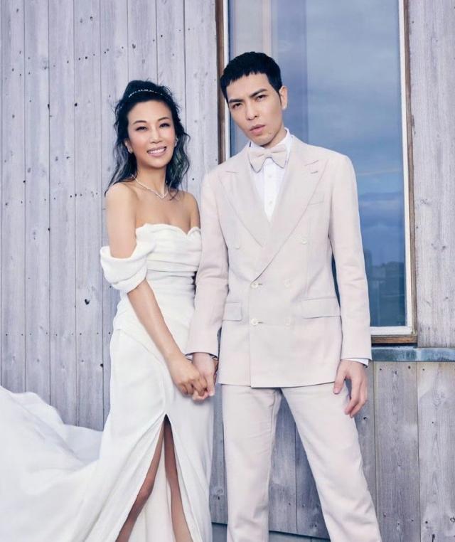 萧敬腾官宣与经纪人结婚，女方大14岁求婚时萧敬腾叫她妈妈