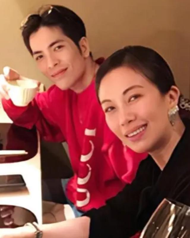 萧敬腾官宣与经纪人结婚，女方大14岁求婚时萧敬腾叫她妈妈