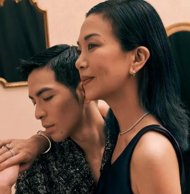 萧敬腾官宣与经纪人结婚，女方大14岁求婚时萧敬腾叫她妈妈