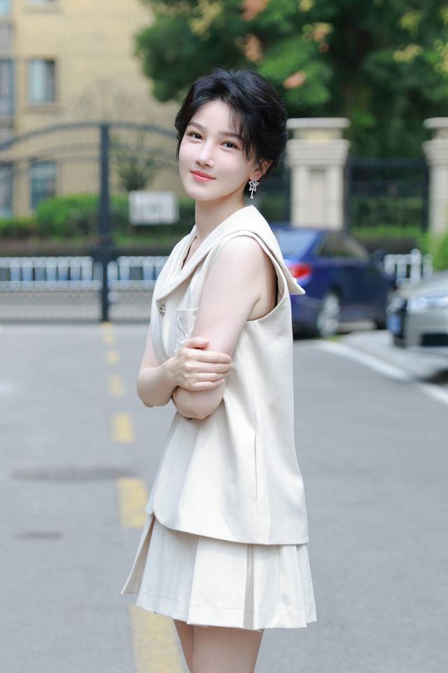 陈小纭穿百褶裙清纯甜美 肌肤似雪少女感满满