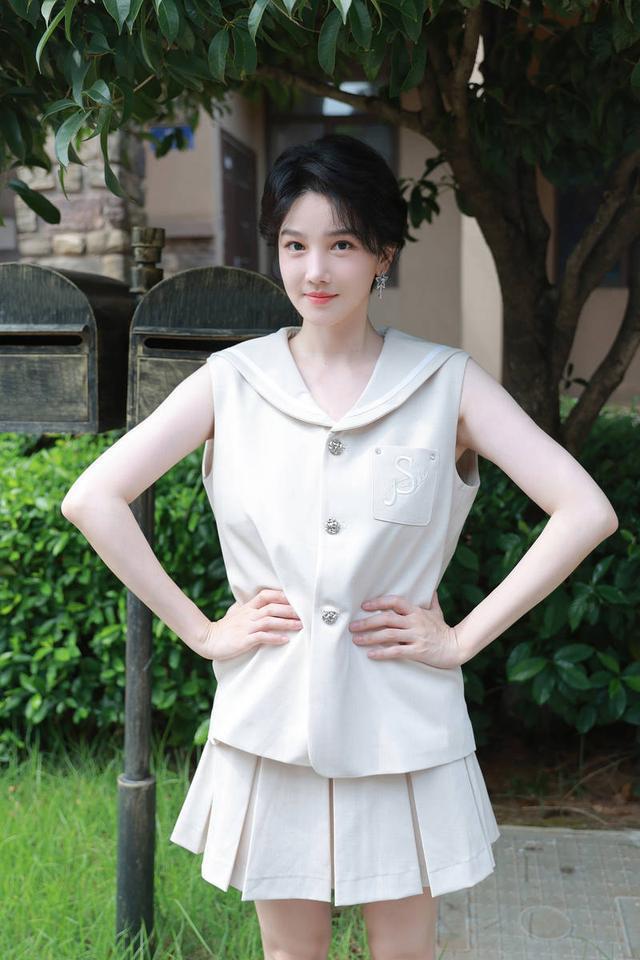 陈小纭穿百褶裙清纯甜美 肌肤似雪少女感满满