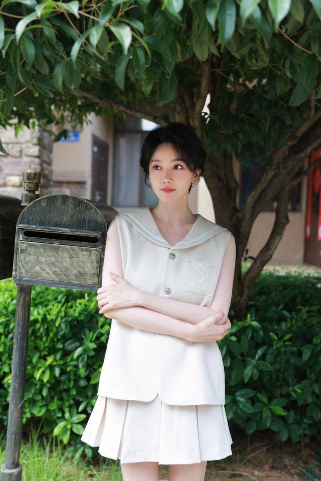 陈小纭穿百褶裙清纯甜美 肌肤似雪少女感满满